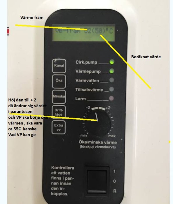 Displaypanel av en värmepump med beskrivande text och markeringar som visar inställningar.