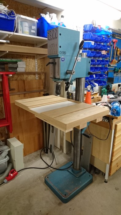 Hemmagjord borrställning med fanerad MDF och t-spårsskenor, Danish Oil och vaxbehandling, nära borrpress.