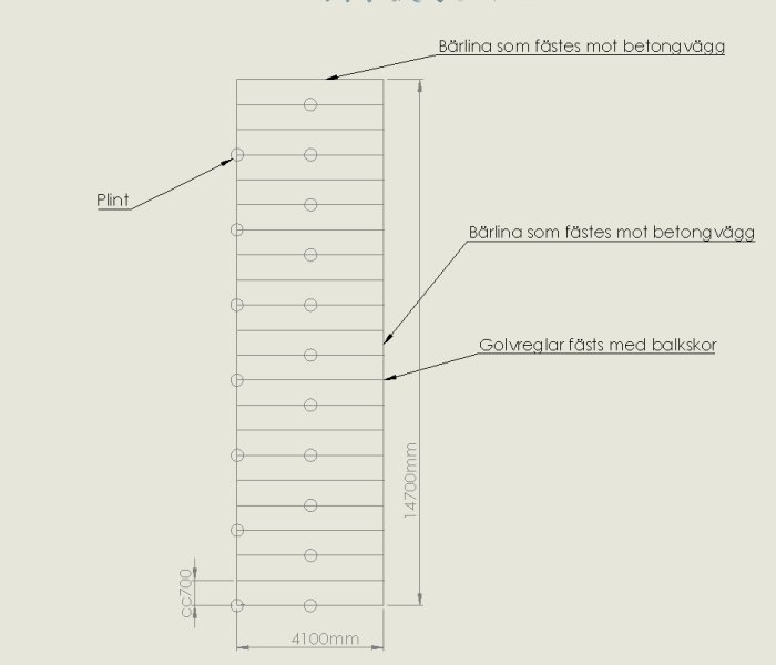 Teknisk skiss av regelverk för en altan med dimensioner och plintpositioner inklusive fästdetaljer mot betongvägg.