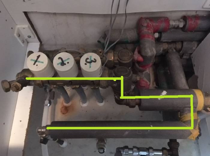 Värmesystem med radiatorventiler, garnityr och rörledningar markerade för illustration.