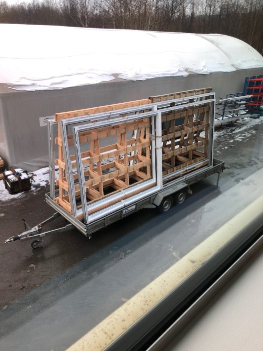 Lyft- och glidpartier på släpvagn redo för leverans till byggprojekt.