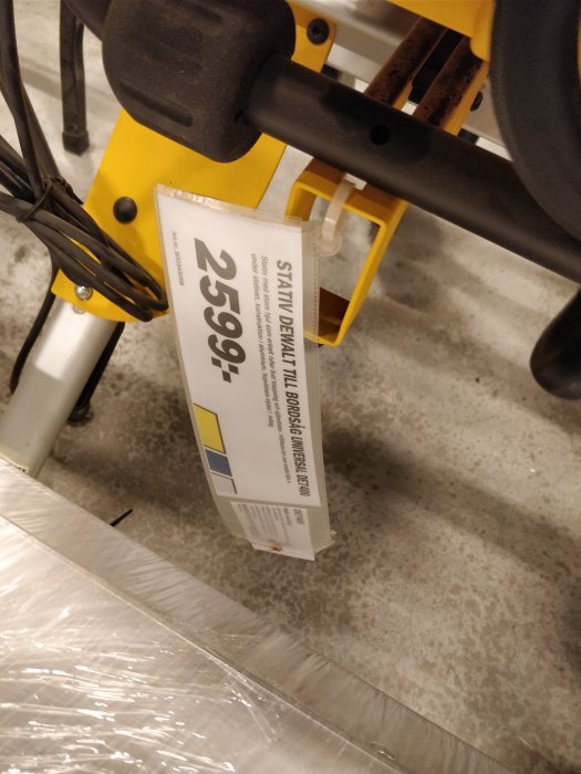 Prislapp på en DeWalt stativ i en butik, pris indikerat som 2599 kr.