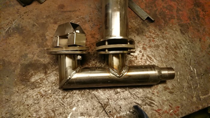 Två metallvädurar under konstruktion på en verktygsbänk.