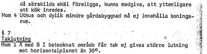 Bild av en textutdrag från ett dokument om byggregler, fokuserar på regel om taklutning.