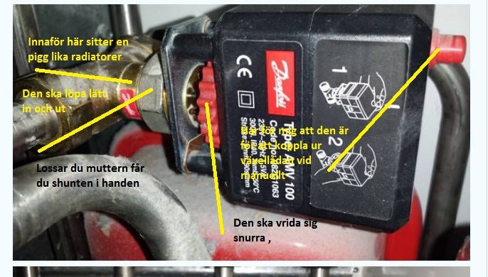 Bild på en röd ventilationsmotor med gula anmärkningar om funktion och underhåll.