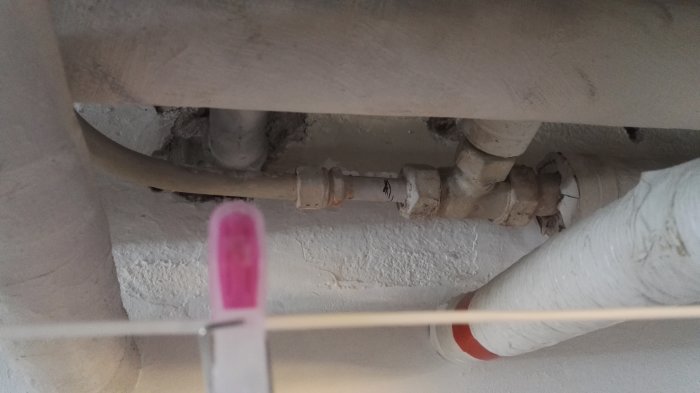 Gamla rörledningar med T-koppling, 16mm stålrör övergående till 12mm kopparrör.