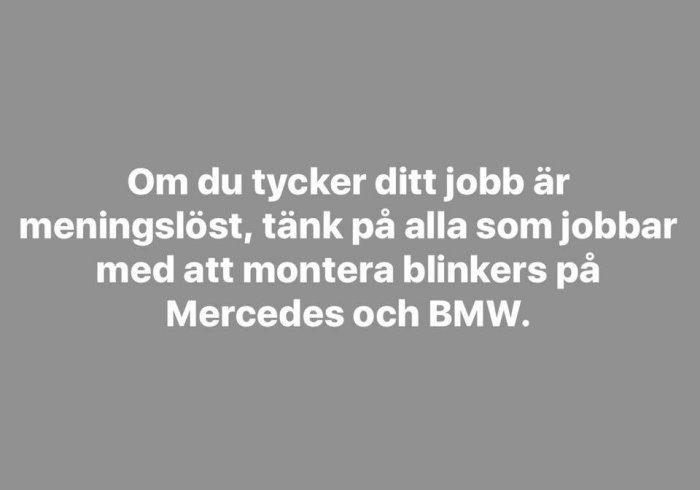 Textmem med budskap om att värdera sitt arbete i jämförelse med dem som monterar blinkers på bilar.