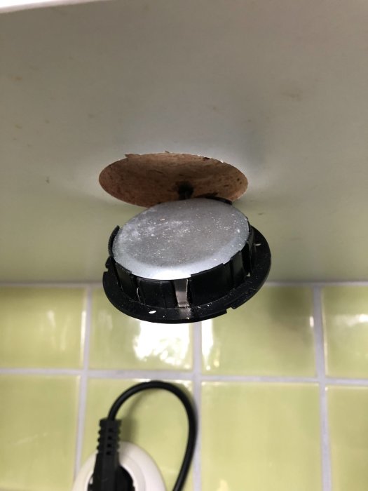 Ett lyckat projekt med en nyinstallerad downlight i ett kaklat utrymme.