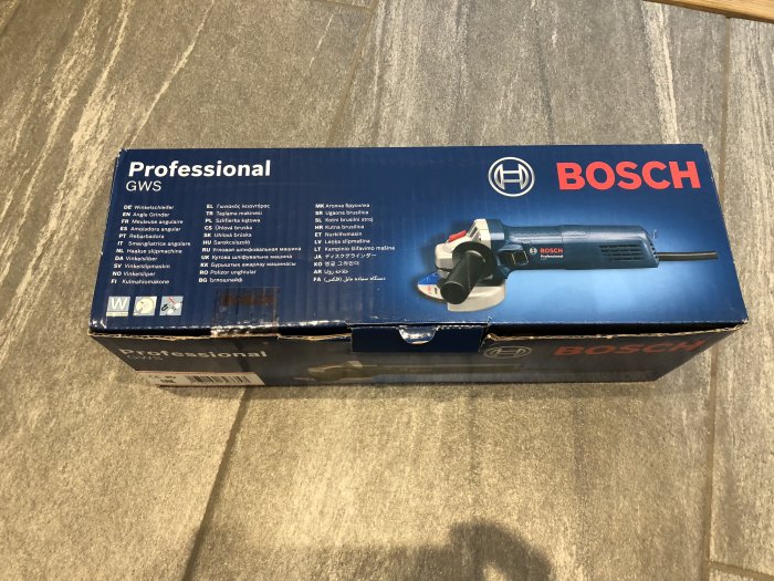 Bosch Professional GWS vinkelslip i originalförpackning på golv.