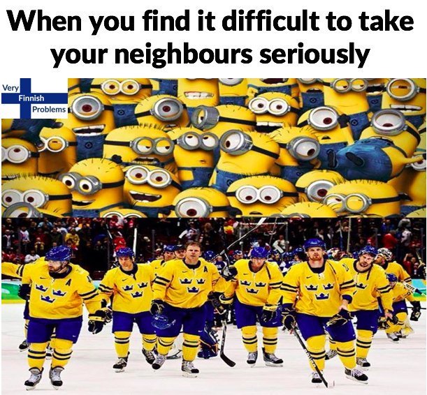 Ishockeyspelare i svenskt landslagsställ framför photoshoppad publik av gula Minion-figurer.