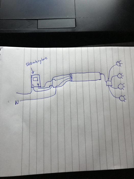Handritad skiss av en strömbrytare ansluten till flera taklampor på rutigt papper.