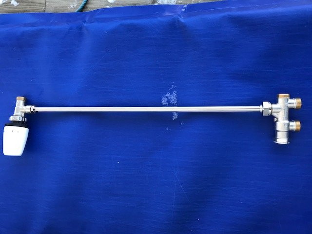 Koppling med ventiler och filter för 16mm pexrör på en blå presenning.