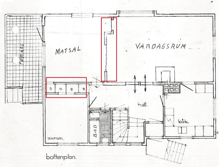 Ritning av bottenplan i hus med väggar markerade i rött som planeras att rivas för öppen planlösning.