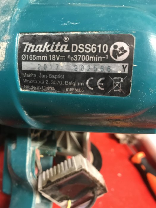 Närbild på en Makita DSS610 cirkelsåg med informationsetikett som visar modell och specifikationer.