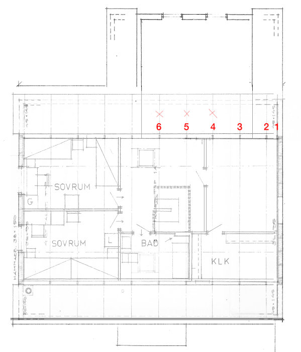 Ritning av övervåningen i en villa med markerade takstolar (nummer 1-6) där tre är kryssade för borttagning.