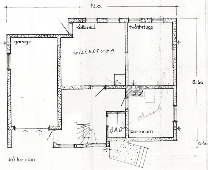 Handritad ritning av källarplan med garage, gillestuga, tvättstuga och pannrum markerade.