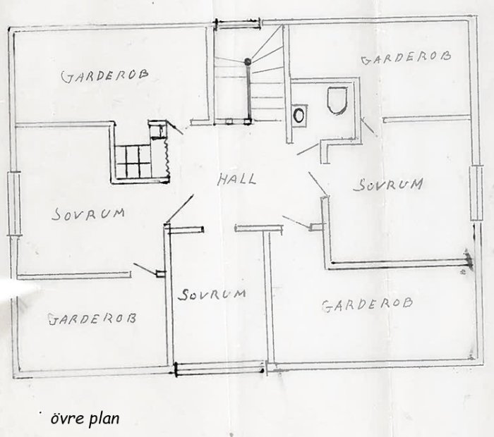 Handritad planritning av en övervåning med flera sovrum, garderober och en hall.