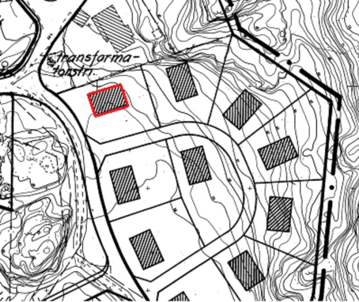 Kartutdrag med tomt markerad i rött som illustrerar en fastighets placering och storlek i förhållande till närliggande vägar och tomter.