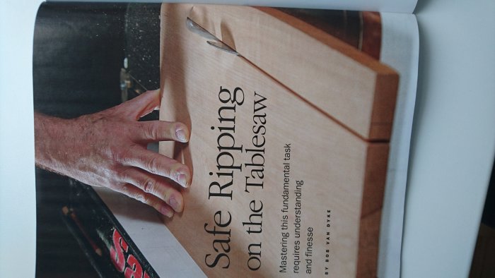 Titelbladet på en tidningsartikel om säker vedkapning med rubriken "Safe Ripping on the Tablesaw".