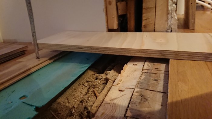 Plywood upplagd på golv med 38mm nivåskillnad för att visa två options för anslutning.