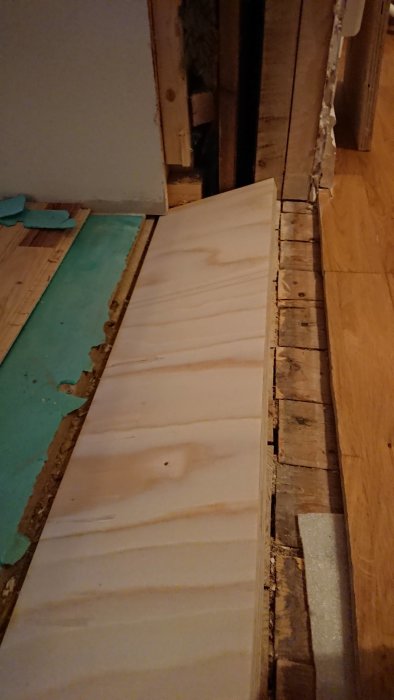 Ny passage mellan gammalt fönster och utbygge med en 38 mm nivåskillnad i golvet.