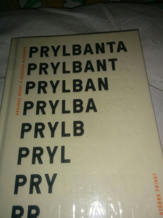 Bokomslag med titeln "Prylbanta" upprepat i olika opaciteter på en ljus bakgrund.