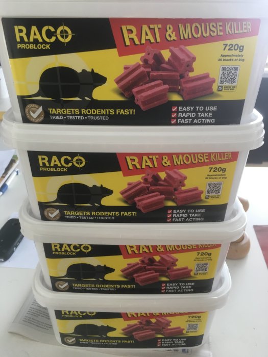 Fyra lådor av RACO PROBLOCK Rat & Mouse Killer staplade på varandra.