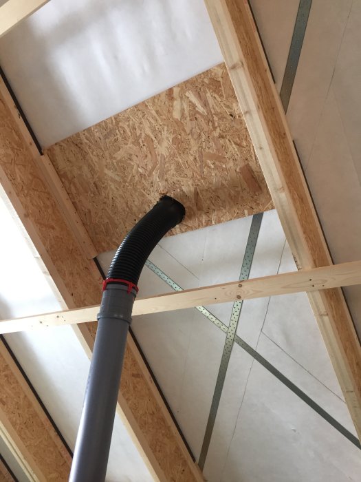 Avluftningsrör från avlopp genom tak med träbjälkar och OSB-skivor, fråga om åtgärd inför isolering.