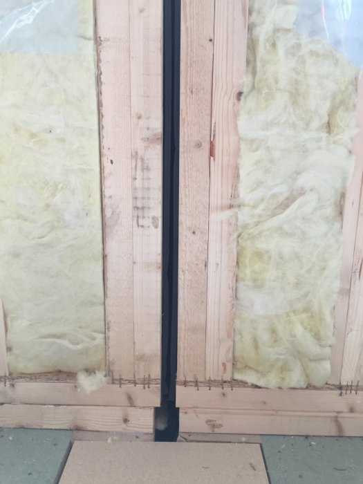 Ej helt tät aluminiumprofil i isolerad vägg – risk för kondens och behov av åtgärd före plastning.