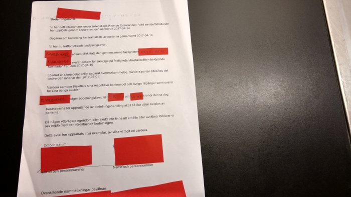Dokument för bodelningsavtal med överstrukna personuppgifter och röda blockeringar för sekretess.