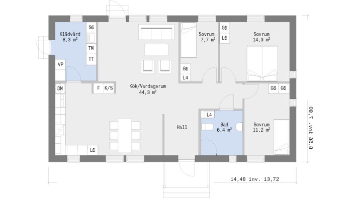 Ritning av en planlösning för ett hus med kök, vardagsrum, sovrum, badrum, och klädförvaring.