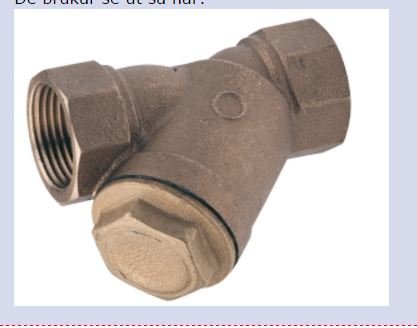 Bild på ett vinkelrätt rörledningsfilter i metall, möjlig komponent i värmesystem diskuterad för flödesproblem.