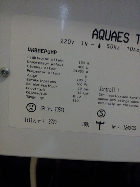 Informationsetikett på en Aquaes 350 frånluftvärmepump från 1991 med tekniska specifikationer.