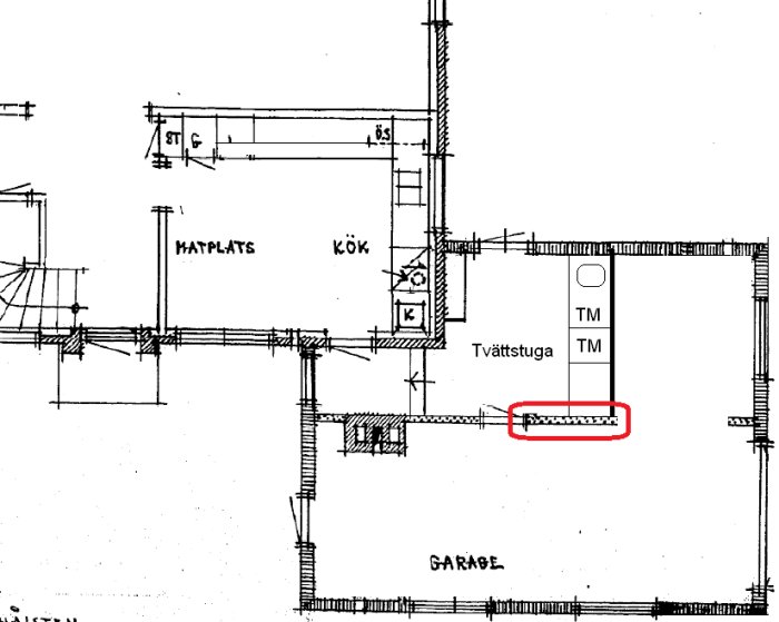 Ritning av husplan med markerad väggstump i tvättstuga bredvid garage, planering av renovering diskuteras.