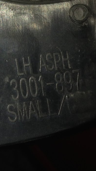 Närbild på en svart yta med den ingraverade texten "LH ASPH 3001-897 SMALL".