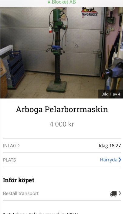 Arboga pelarborrmaskin i en verkstad, prissatt till 4 000 kr, visas stående på ett betonggolv.