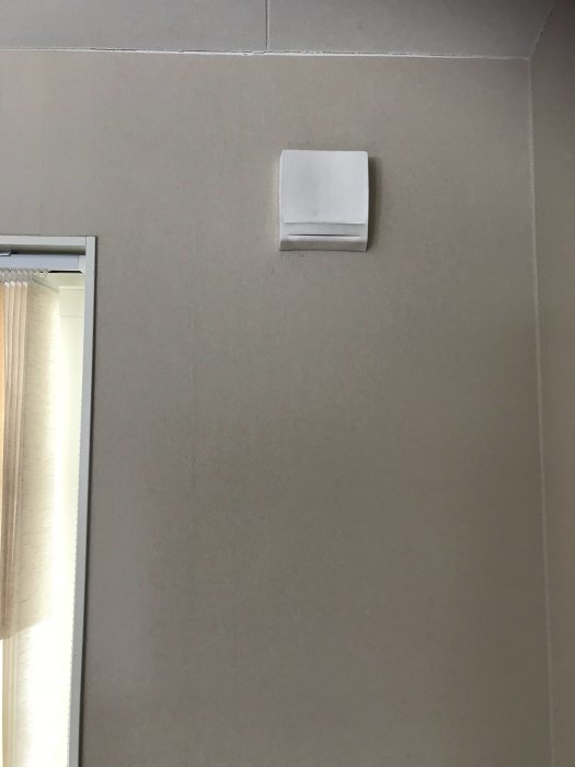 Väggventil på innervägg intill ett fönster, bekymmer för planerad inglasning av altan.