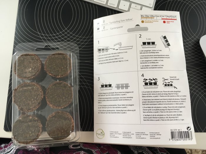 Odlingskit med blötlagda jordkakor för ampeltomater, "Tumbling Tom Yellow" och "Gartenperle", samt instruktioner.