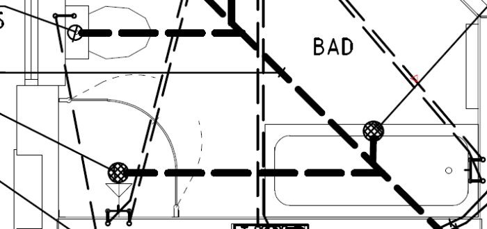 Ritning av badrum med markerade dusch- och badkarsområden samt golvbrunnens placering.