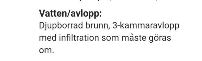 Textavsnitt från en husannons som beskriver vatten och avlopp med en djupborrad brunn och 3-kammaravlopp med infiltration som behöver åtgärdas.