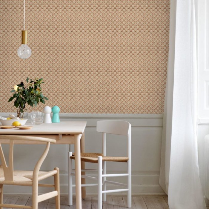 Stilrent matrum med gammelsvensk tapet, träbord, vita stolar, och en hängande lampa.