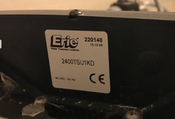 Märklapp på styrenhet med texten "Erie Water Treatment Controls", modell- och serienummer samt CE-märkning.
