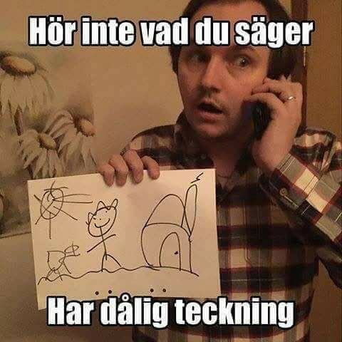 Person pratar i telefon och håller upp ett barnsligt tecknat papper med texten "Hör inte vad du säger Har dålig teckning".