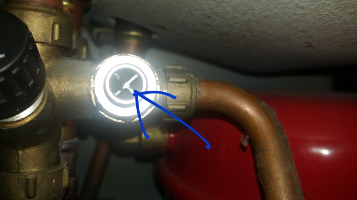 Närbild på misstänkt trasig backventil i blandningsventil med synlig koppling och rör.