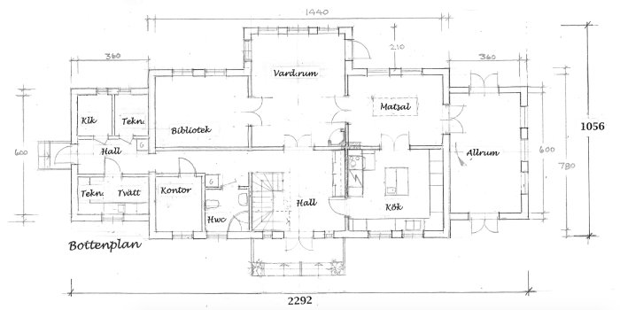 Arkitektonisk ritning av ett bottenplan med rum och måttangivelser.