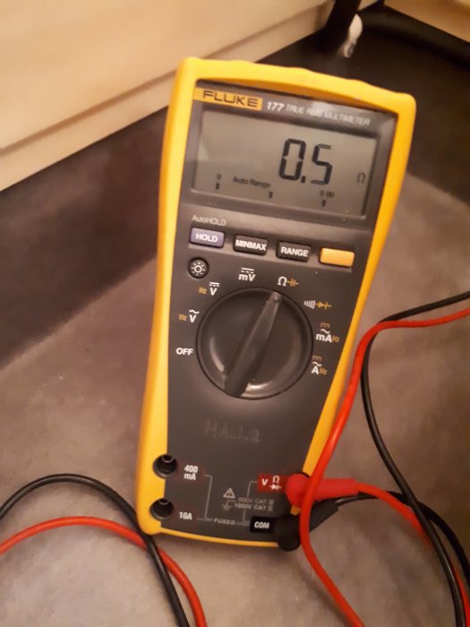 Multimeter visar 0,5 ohm vid felsökning av kopplingsdosa och aggregat.