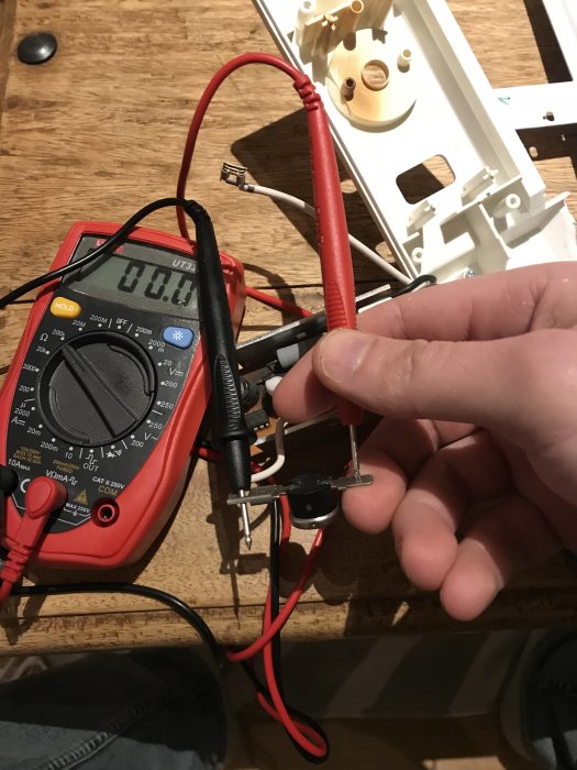 Multimeter används för att testa elinstallation med inställning som visar 00.9.