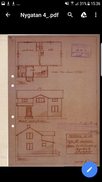 Fasadritning daterad 01.08.74 av en villa med markeringar för badrumsutbyggnad, inkluderar planskiss och gavelvy.