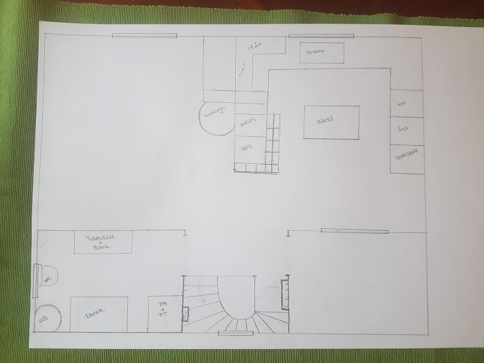 Ritning av hemplan med markerade områden för framtida uppdelning, utbyggd hall och omstrukturerat kök.