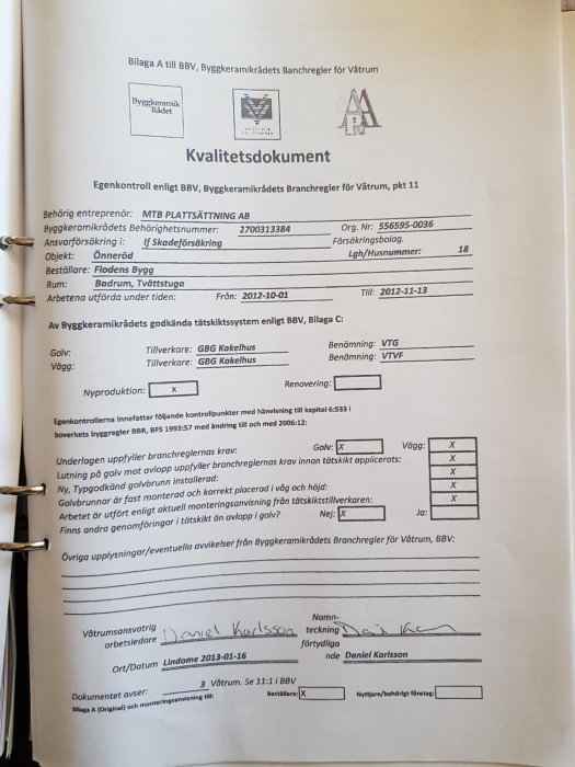 Kvalitetsdokument för byggprojekt med ifyllda uppgifter och underskrifter, verifiering av branchregler för våtrum.